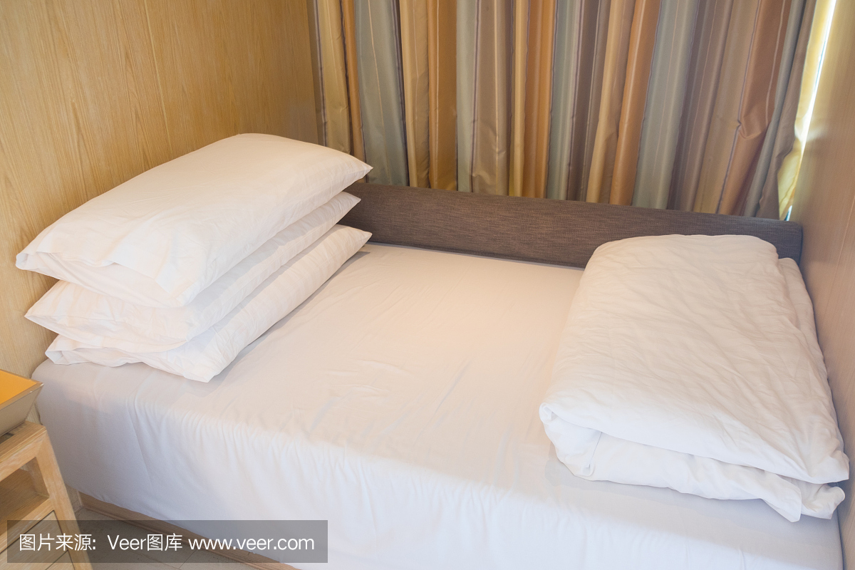 酒店房间的小床上用品区。公寓的概念